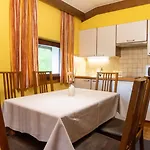 Haus Anna Appartementhaus Daire Bad Kleinkirchheim